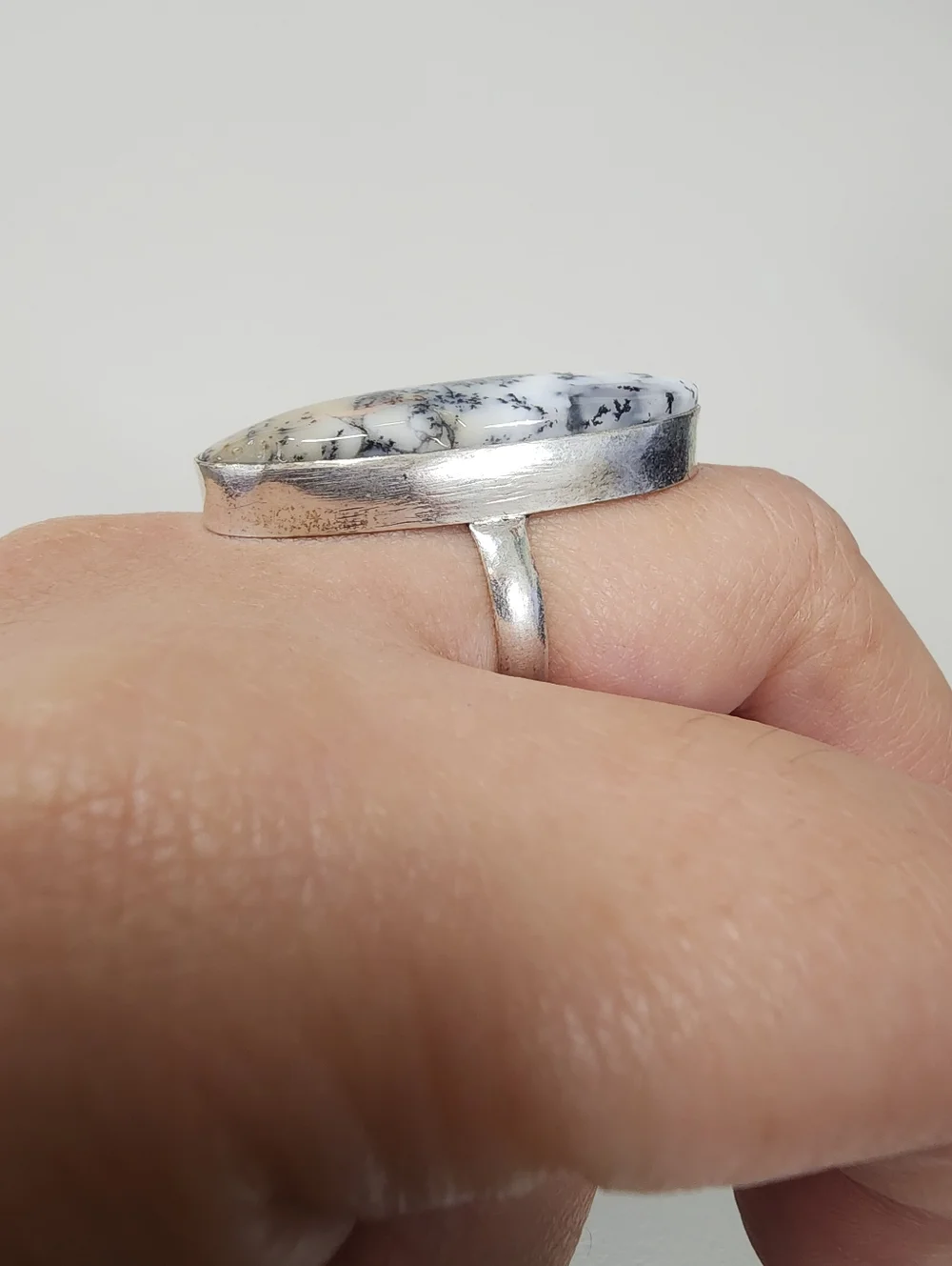 Sz 7.5-8 Resin Dendritic Agate/Opal-look Oval Statement Ring Boho White Black